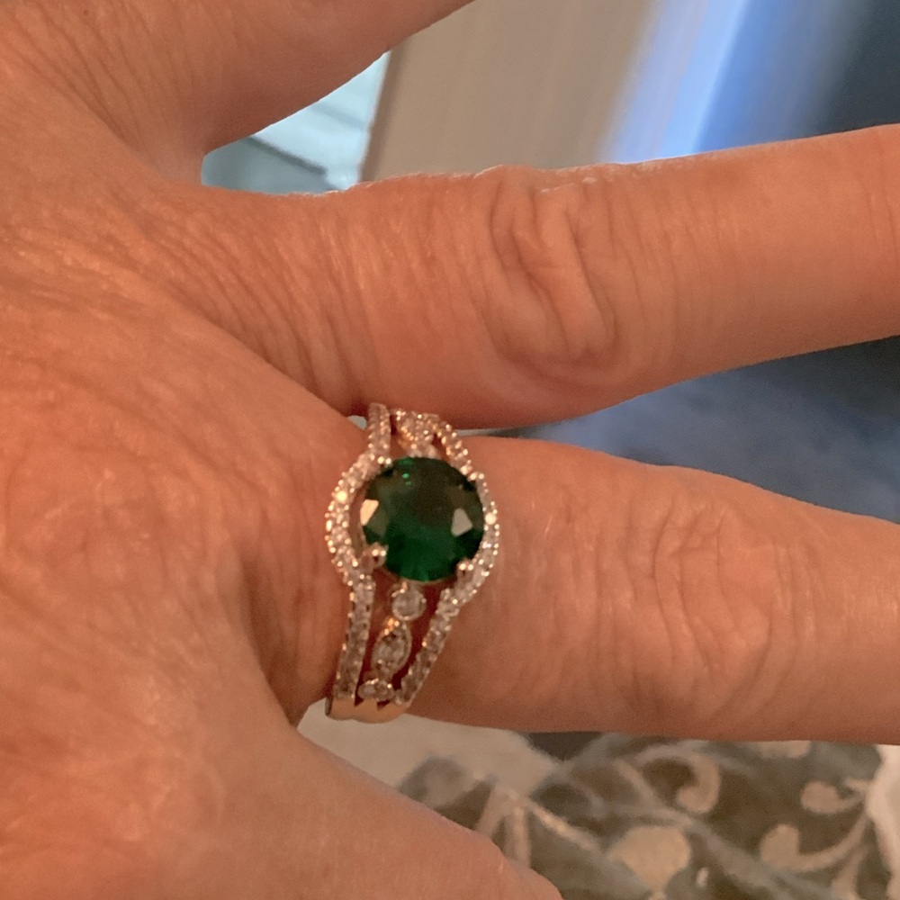 Elegant Green and Silver Women's Ring